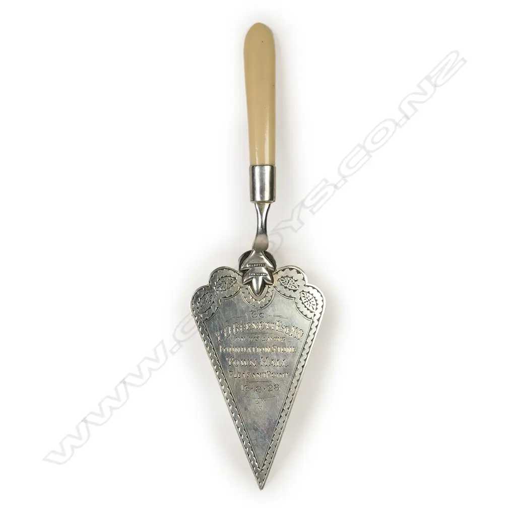 G & T Young Ltd. (Dunedin) silver and ivory presentation trowel, Image 1++